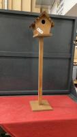 FREE STANDING BIRDHOUSE