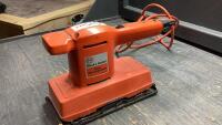 BLACK + DECKER DUAL ACTION SANDER