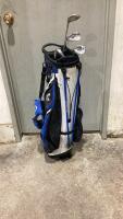 CALLAWAY GOLF BAG W/ A FEW CLUBS
