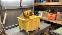 RUBBERMAID MOP BUCKET WITH WRINGER
