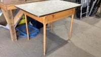 SMALL TABLE WITH ONE DRAWER