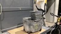 WHITE MOP BUCKET WITH WRINGER