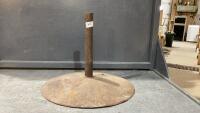 METAL HOOF STAND
