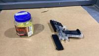 AIR SOFT PISTOL WITH AMMO