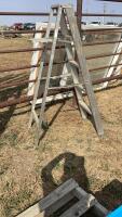 ALUMINUM LADDER - 5&rsquo;