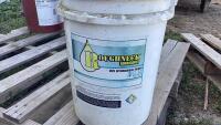 PARTIAL PAIL OF ROUGHNECK LUBRICANTS ISO 32 HVI HYDRAULIC FLUID