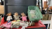 GOOD LIDDED TOTE W/ (3) VINTAGE CABBAGE PATCH DOLLS