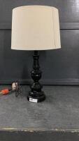 TABLE LAMP WITH METAL BASE
