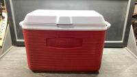 RUBBERMAID COOLER WITH DRAIN
