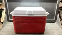 RUBBERMAID COOLER WITH DRAIN