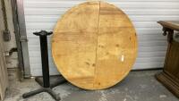 ROUND TABLE AND METAL BASE