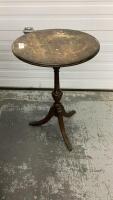 ROUND VINTAGE SIDE TABLE/PLANT STAND
