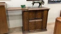 ANTIQUE TREADLE SINGER SEWING MACHINE IN CABINET