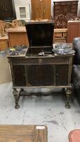 VICTROLA BY VICTOR ORTHOPHONIC 78'S RECORD PLAYER W/ A FEW RECORDS