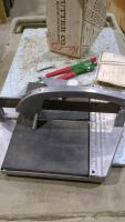 Aluminum tile cutter