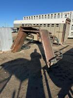 Tombstone round bale feeder