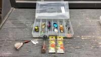 SMALL DURAMAX ORGANIZER WITH FISH HOOKS