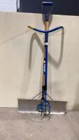 GARDEN CLAW AND METAL SNOW SHOVEL