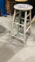 WOOD STOOL WITH A PLASTIC BUTT TRIVIT