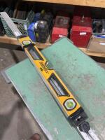 Bundle of level and aluminum T square