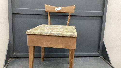 RETRO STORAGE SEAT