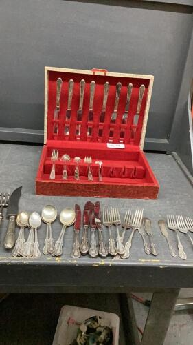 FLATWARE IN TARNISHPROOF CASE