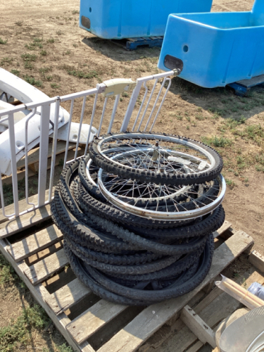 PET GATE. BIKE TIRES