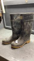 PAIR OF BULLDOG INDUSTRIAL RUBBER BOOTS - HARD TOE
