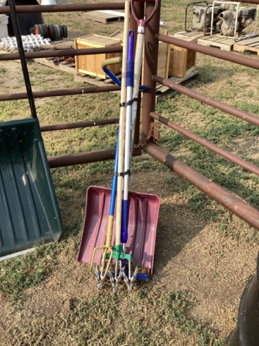 SNOW SHOVEL. GARDEN TOOLS