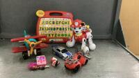 SMALL BAG OF TOYS & TODDLER LIFE JACKETS