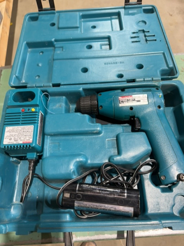 Makita, 6015D 10 mm 7.2 V drill.