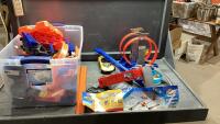 TOTE FULL OF HOTWHEELS TRACKS AND CARS