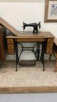 ANTIQUE TREADLE SINGER SEWING MACHINE IN CABINET