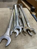 Set of wrenches up to one and 5/8