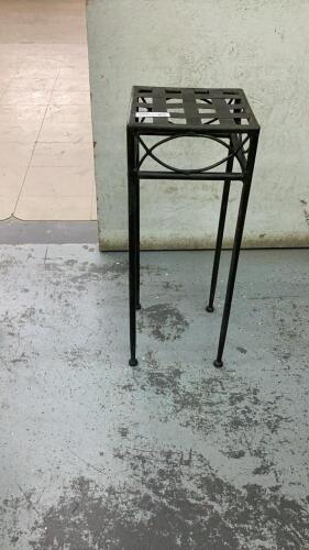 METAL PLANT STAND