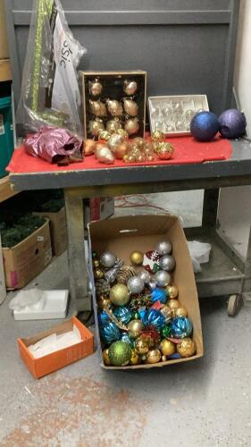 VARIETY OF TREE BALL ORNAMENTS