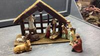 CR&Egrave;CHE - STABLE + (11) CERAMIC FIGURINES