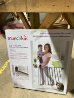Munchkin extending metal gate