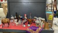 COLLECTION OF BEER/LIQUOR RELATED ITEMS - BOTTLES, TANKARDS, SALT & PEPPER IN GOOD LIDDED TOTE