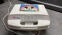 VINTAGE PORTABLE DAYLIN RECORD PLAYER