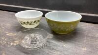 (2) VINTAGE PYREX BOWLS AND A JUICER