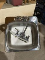 Single stainless steel sink with tap set