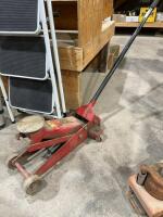 Hydraulic floor jack