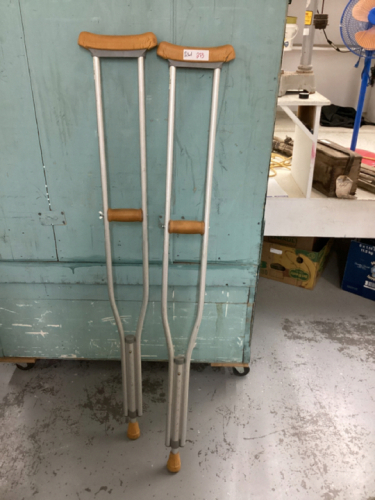 ALUMINUM CRUTCHES