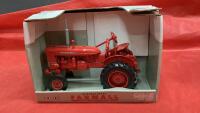 INTERNATIONAL FARMALL DIE CAST TRACTOR