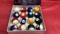 CREST BILLIARD BALL SET