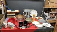BOXFUL OF KITCHEN ITEMS - MISC PLATES & MUGS, STRAINER, PAMPERED CHEF APPLE SLICE & RICE COOKER,