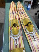 Set of water skis
