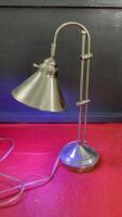 METAL LAMP W/ SWIVEL HEAD