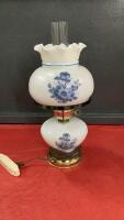 VINTAGE ELECTRIC TABLE LAMP - WHITE W/ BLUE FLOWERS